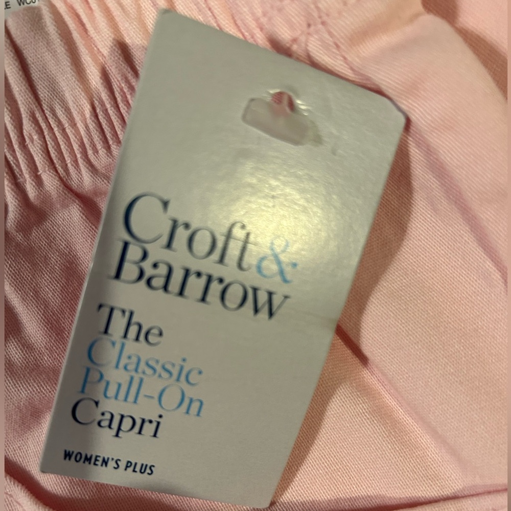 NWT women’s light pink color capris w/ cute design on the outer legs at the hem. - Picture 3 of 8